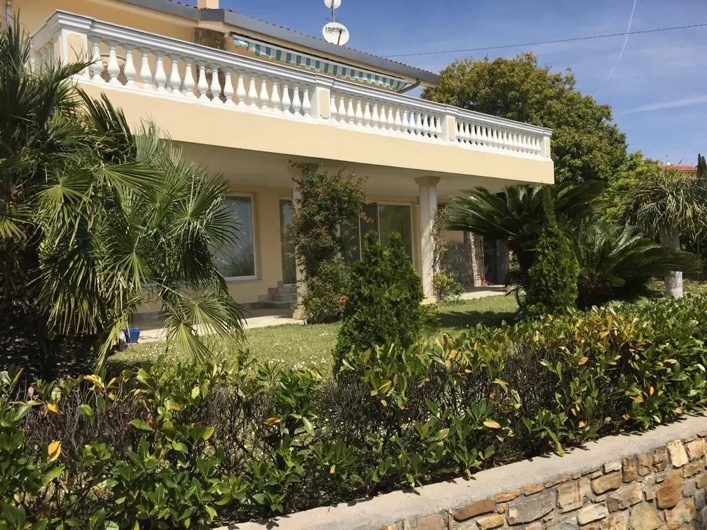 Exterior photo 8