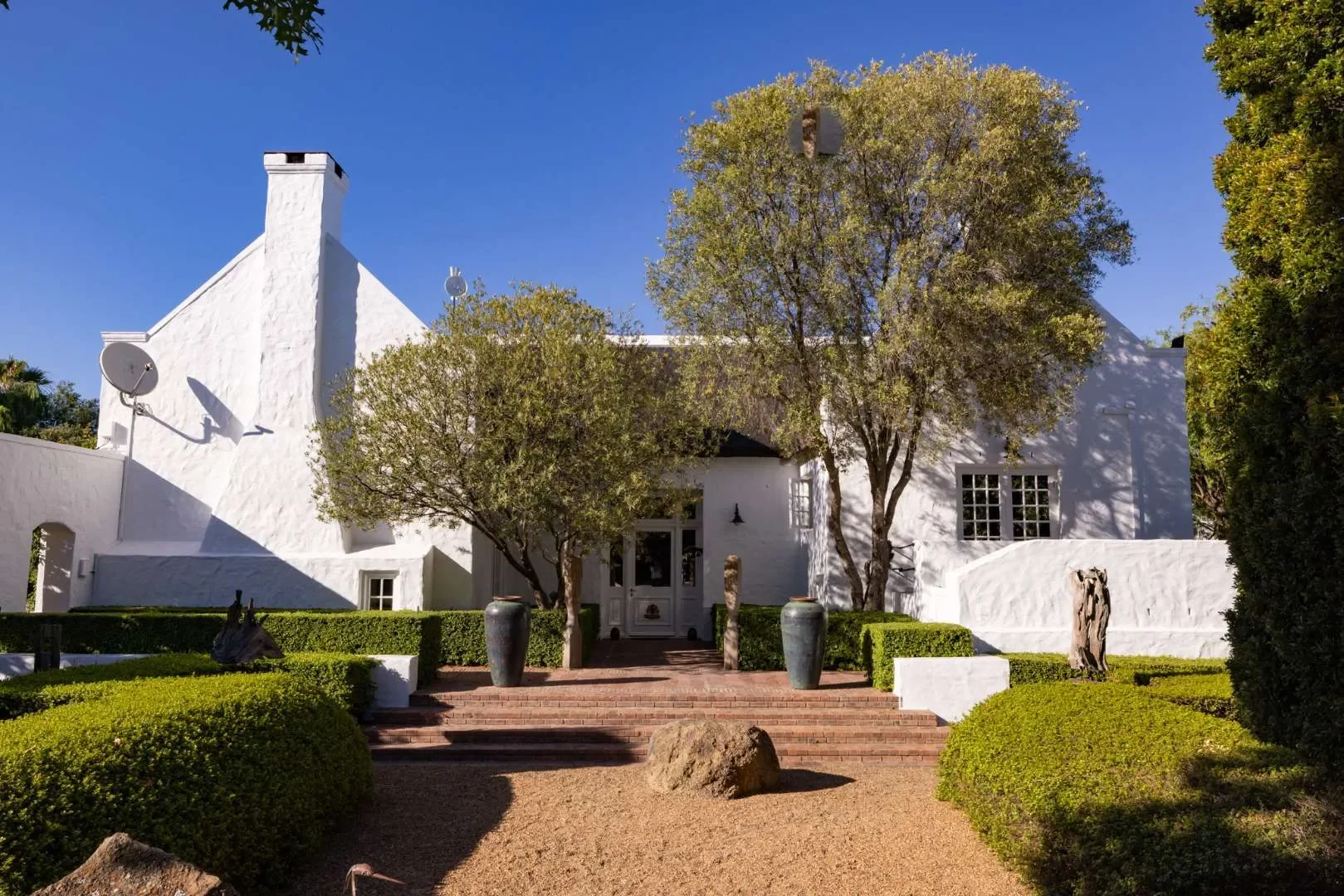 Exterior photo 5