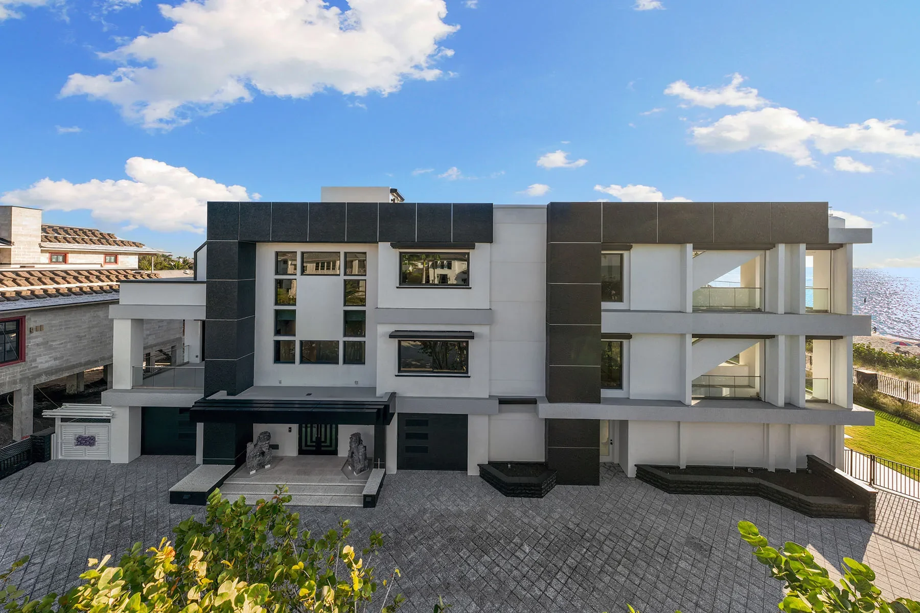 Exterior photo 2