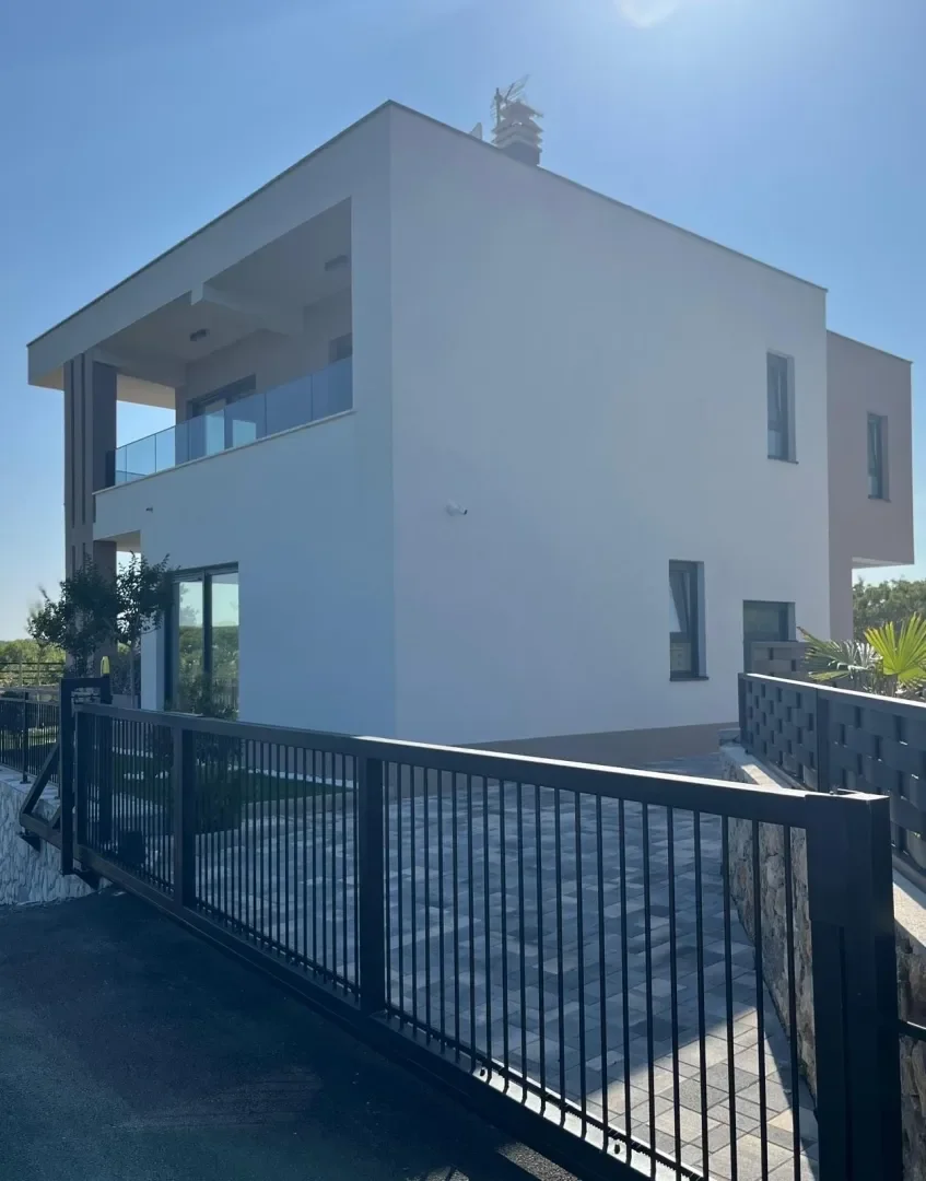 Exterior photo 2