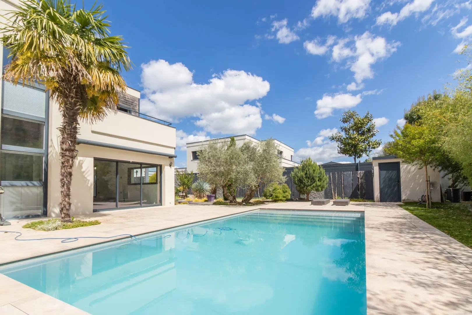 Exterior photo 6