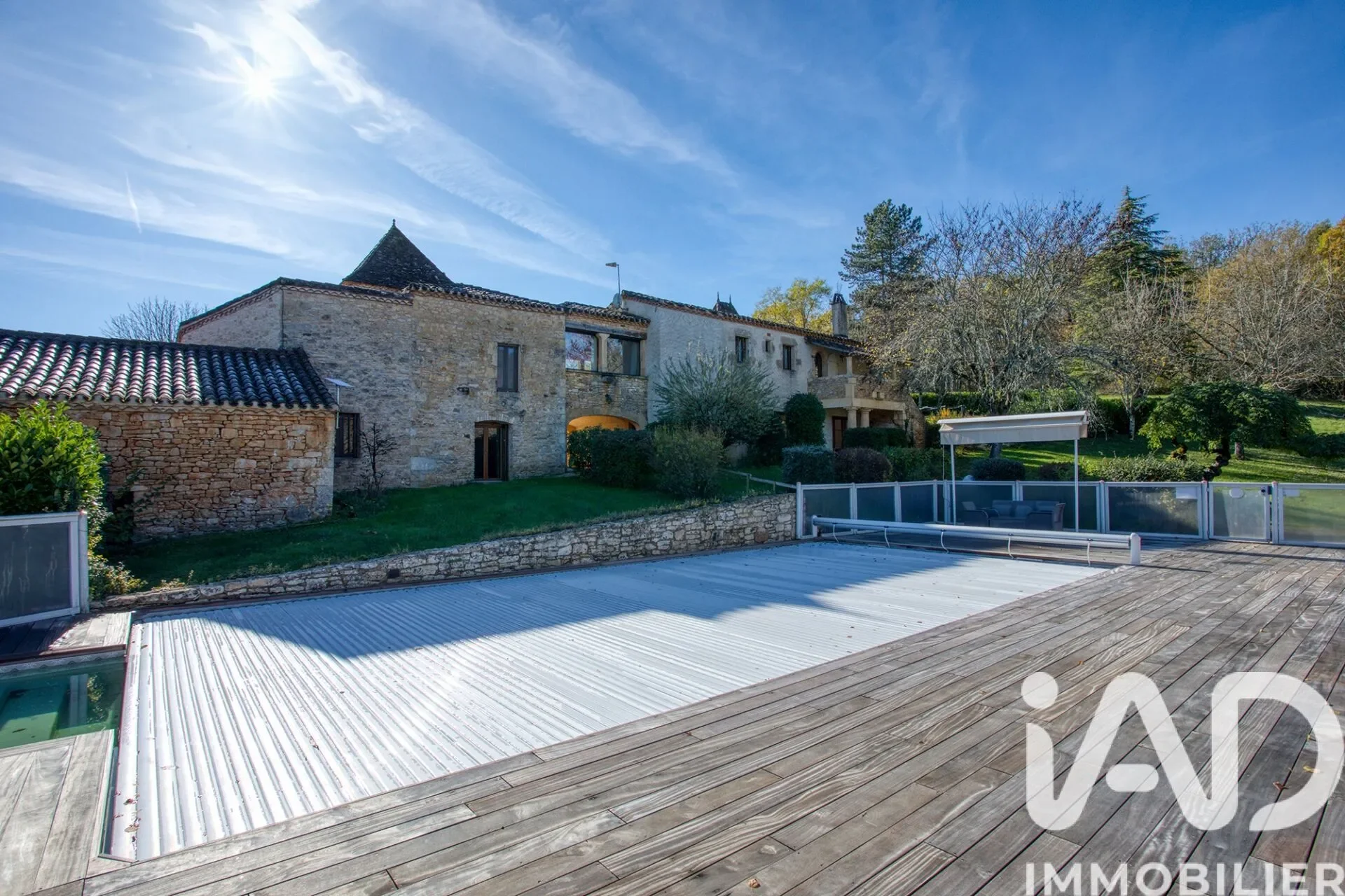 Exterior photo 2