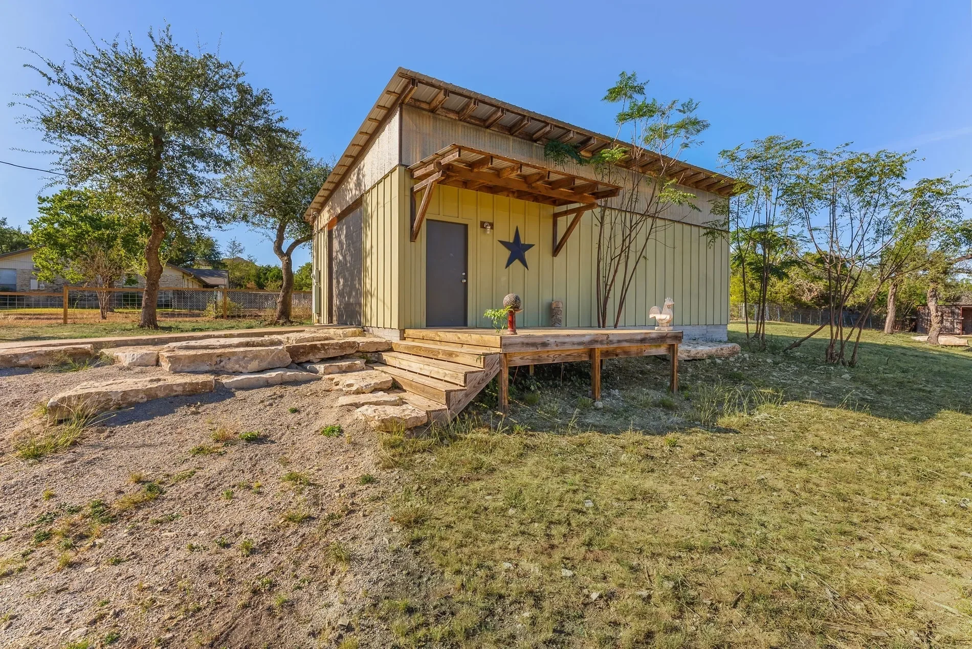 Exterior photo 5