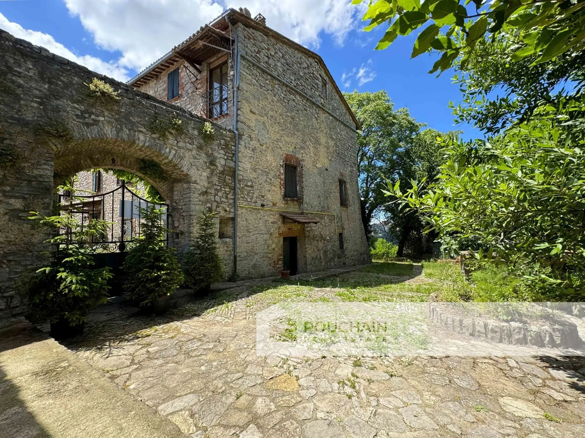 Exterior photo 3