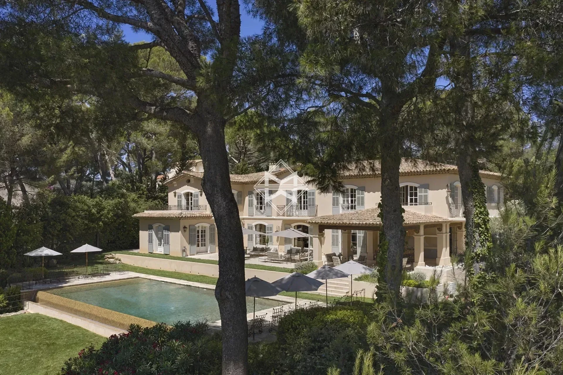Exterior photo 2