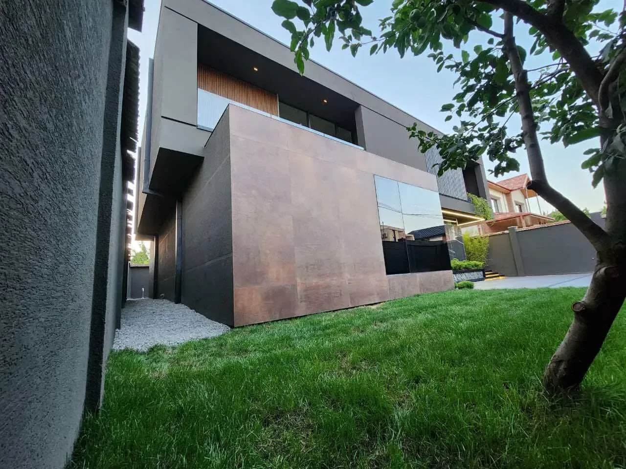 Exterior photo 5