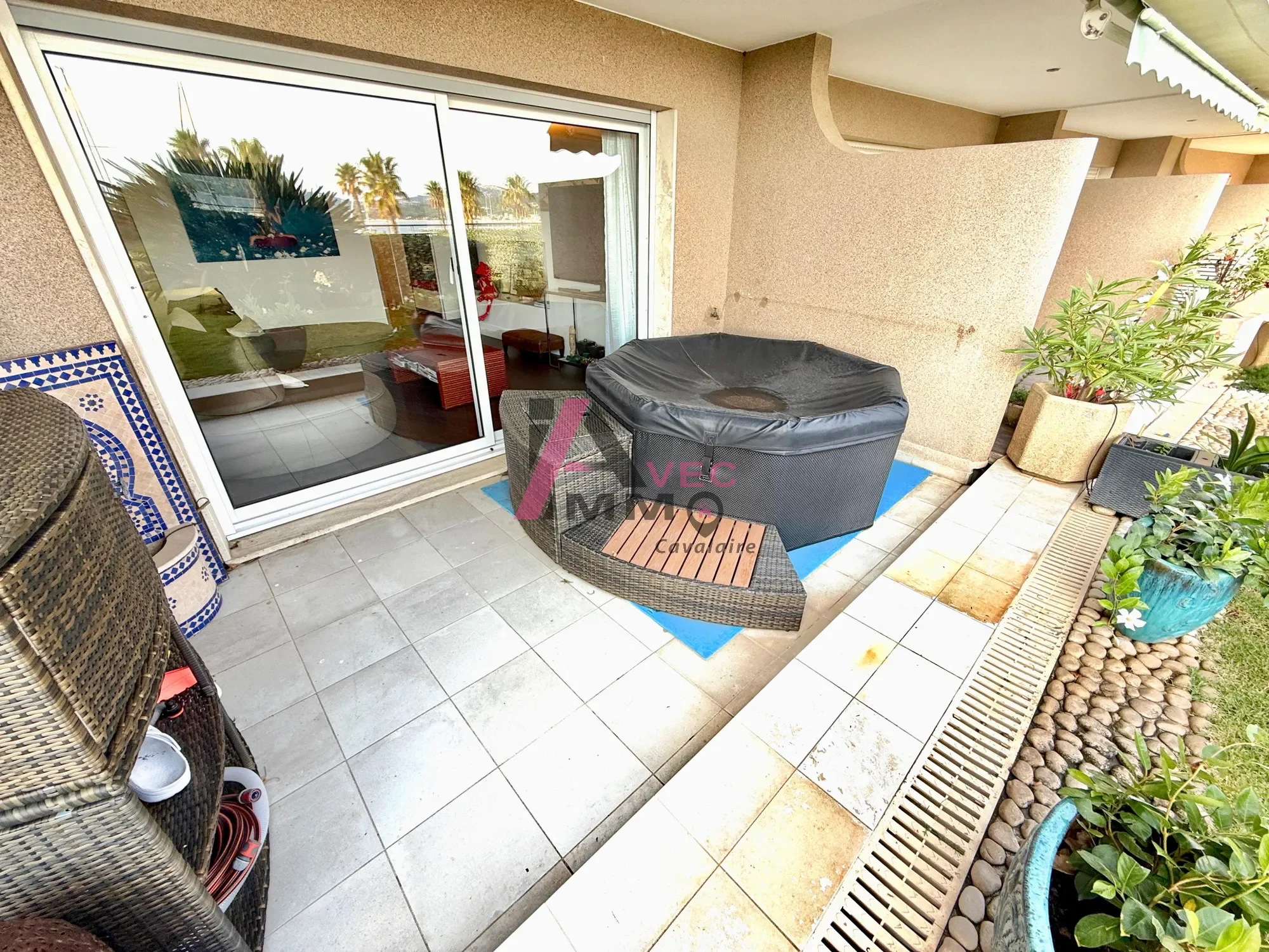 Exterior photo 5