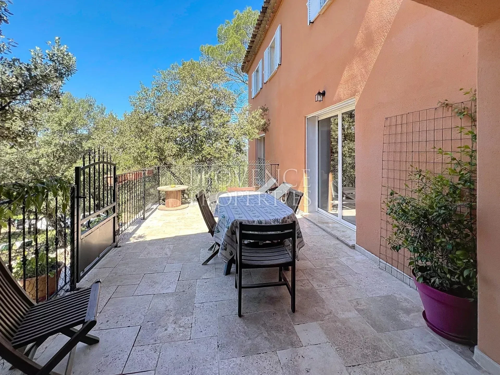 Exterior photo 6