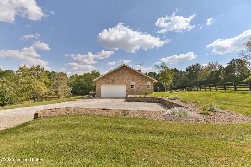 18240 Hobbs Creek Rd, Fisherville, KY 40023, Watterson Park, Kentucky, United States. - Photo 37