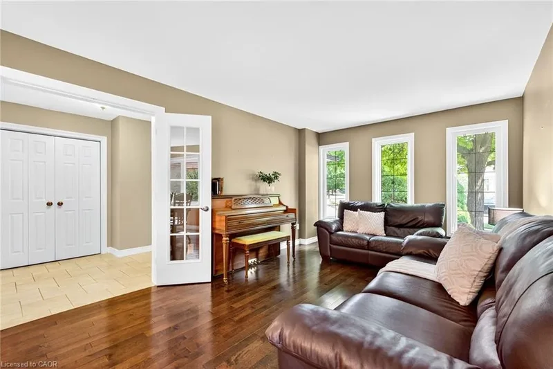 29 Laurendale Avenue, Waterdown, ON L8B 0B4, Hamilton, Ontario, Canada. - Photo 4