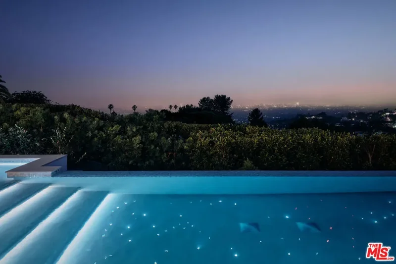 9259 Robin Drive, Los Angeles, California, United States. - Photo 32