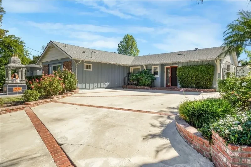 Single Family Residence in West Hills