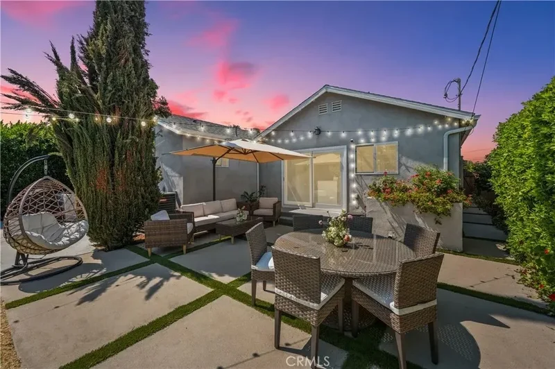 Single Family Residence in Encino