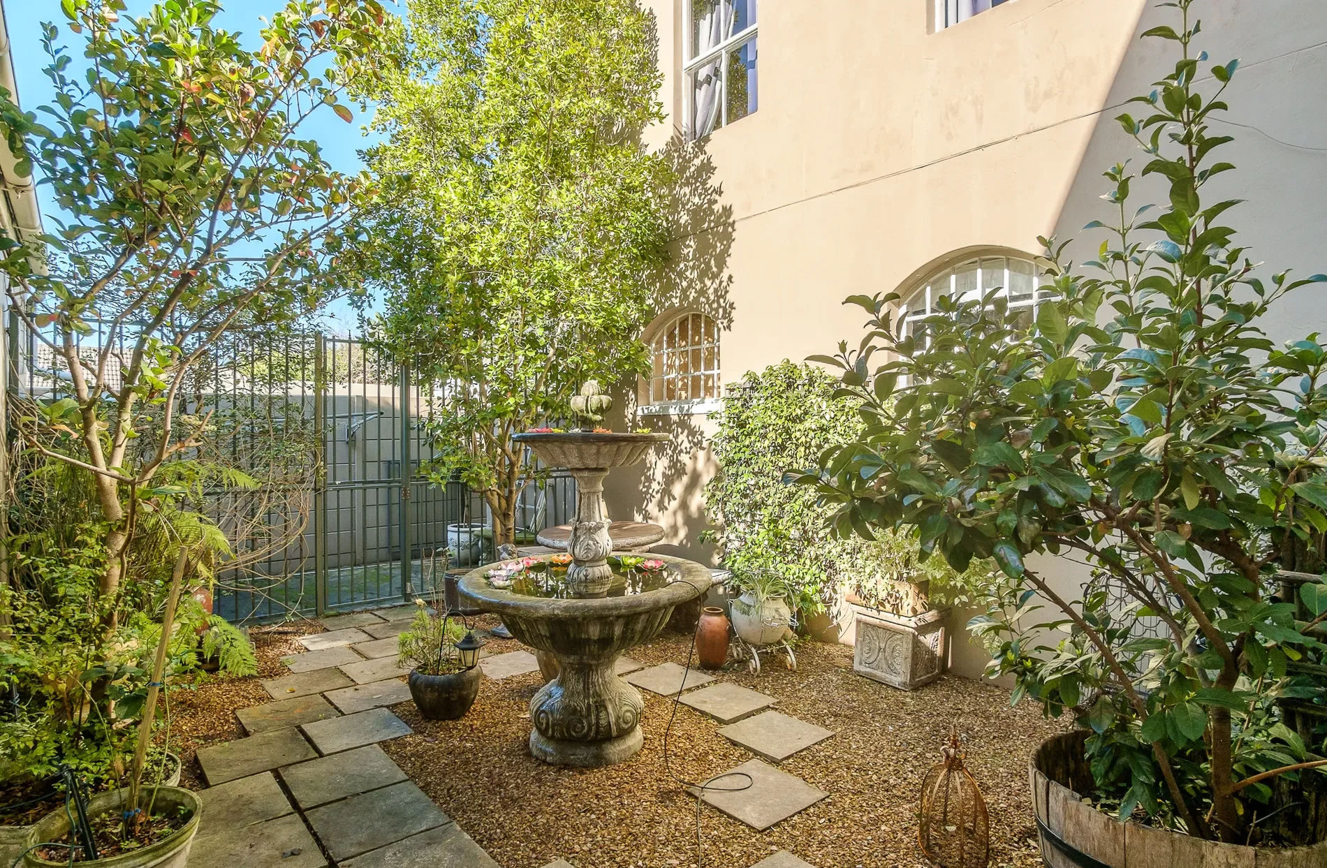 Exterior photo 5