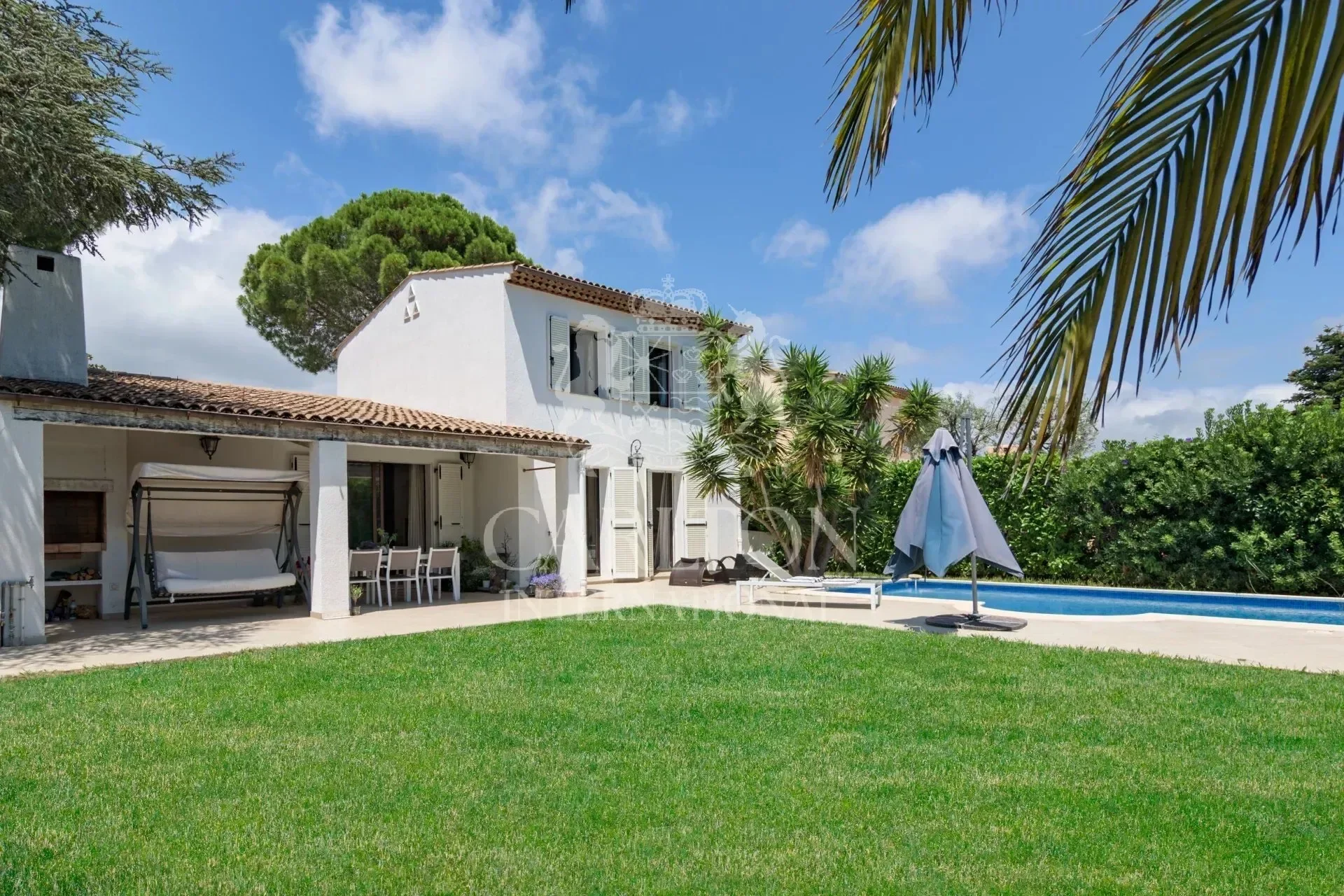 Luxury villa with swimming pool and sea view in a prestigious estate