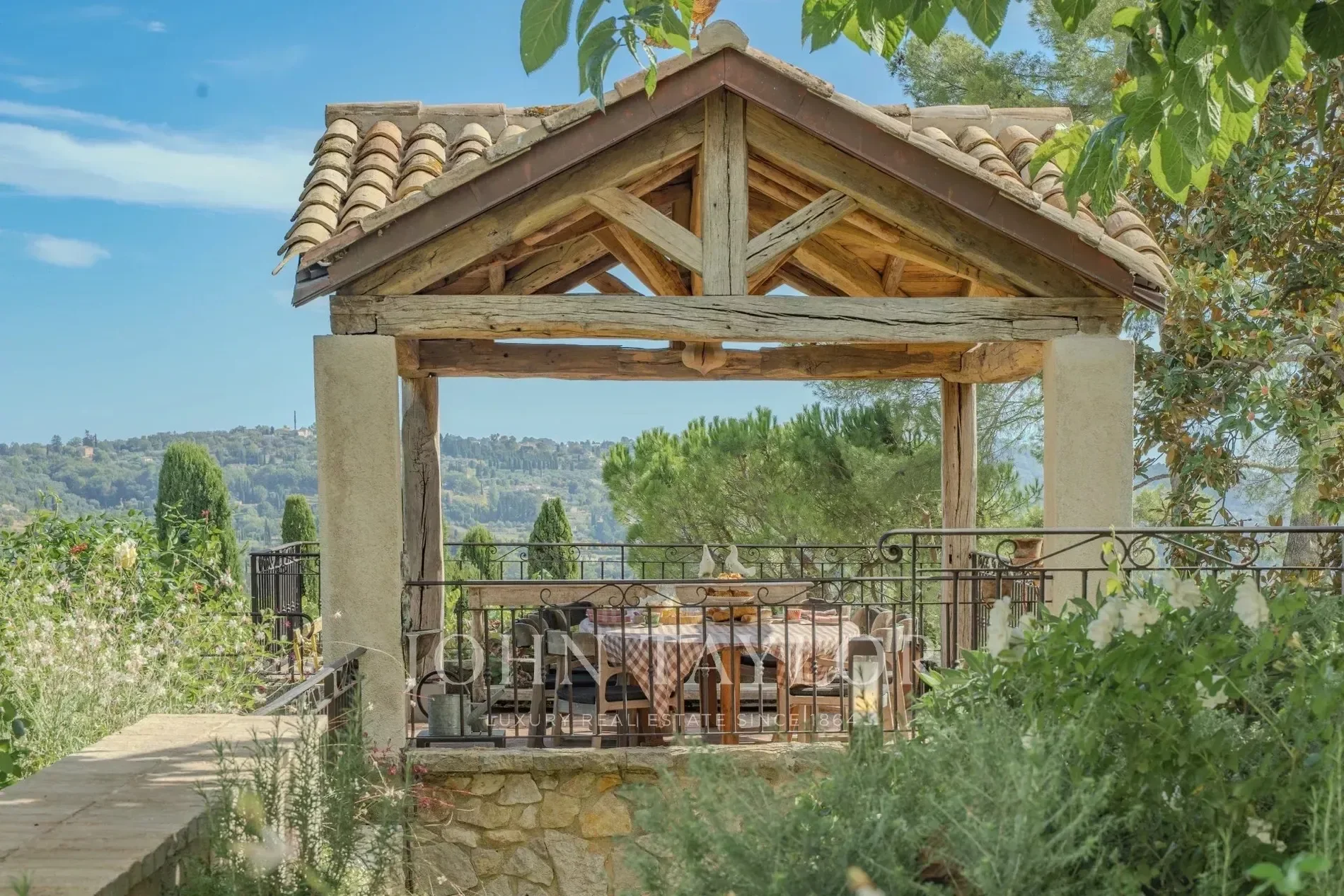 Exterior photo 4