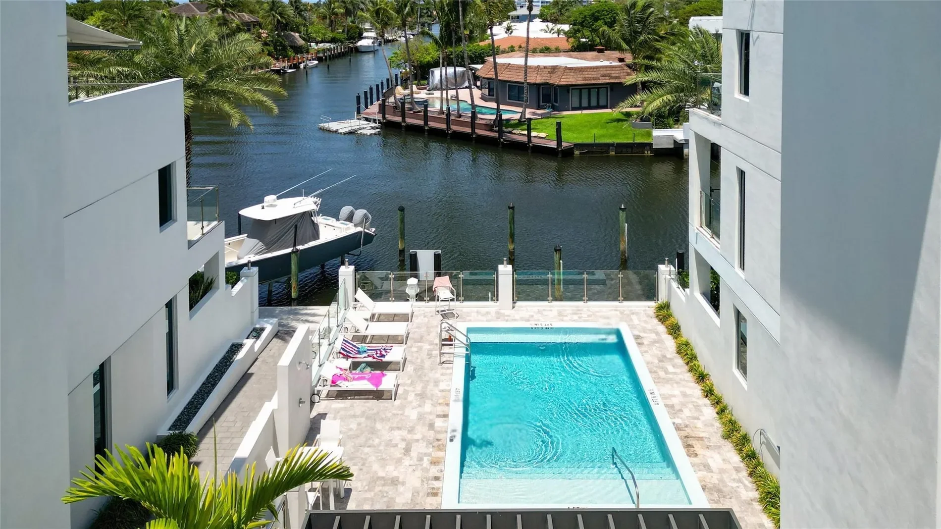 Exterior photo 6