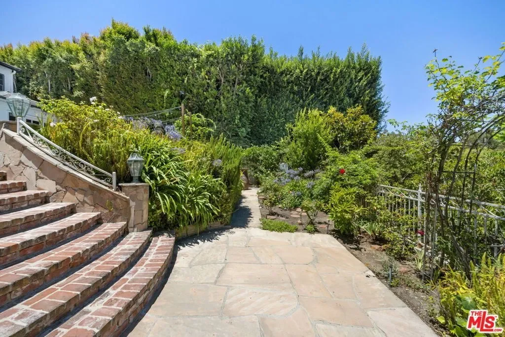850 Birchwood Drive, Los Angeles, California, United States. - Photo 29