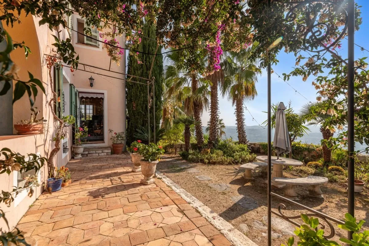 Exterior photo 4
