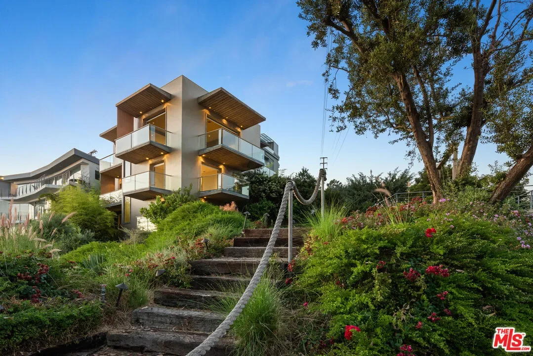 1600 Viewmont Dr, Los Angeles, California, United States. - Photo 14