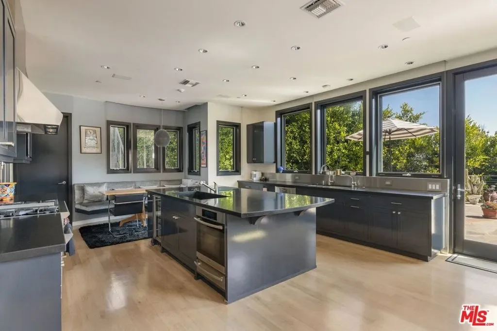 1573 Sunset Plaza Drive, Los Angeles, California, United States. - Photo 20