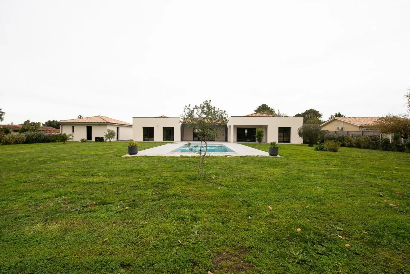 Exterior photo 5