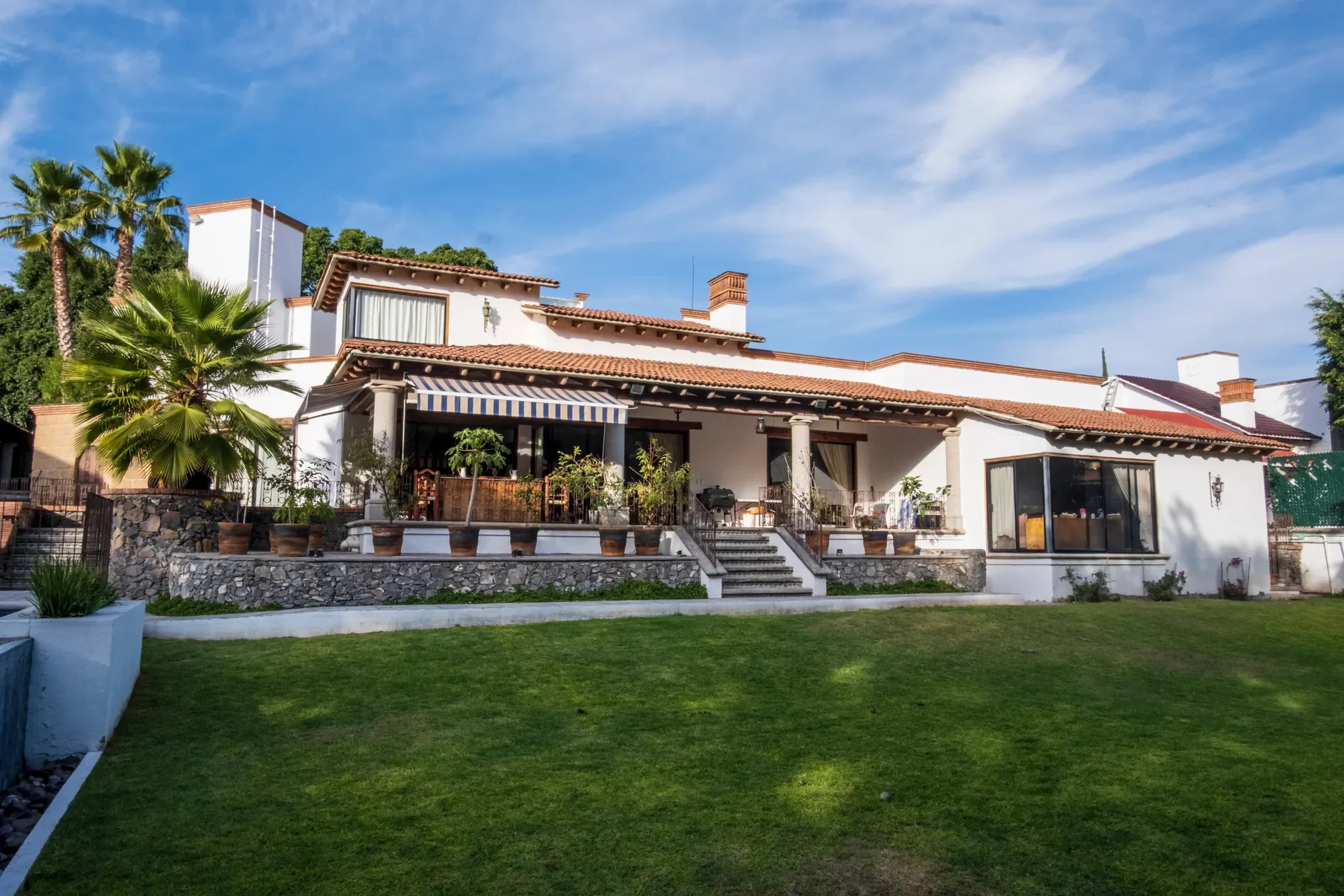 Exterior photo 5