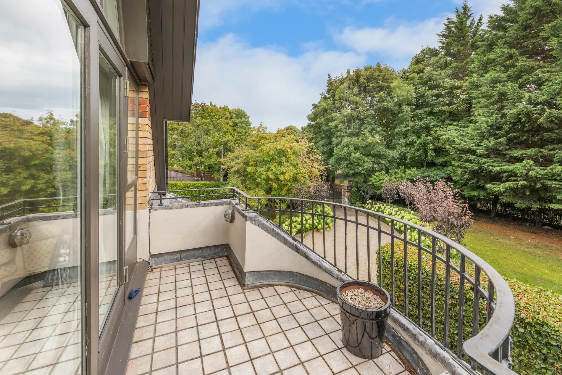 Exterior photo 5