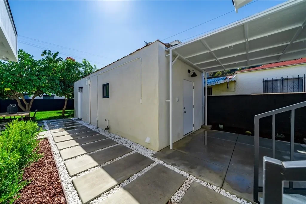 Exterior photo 2