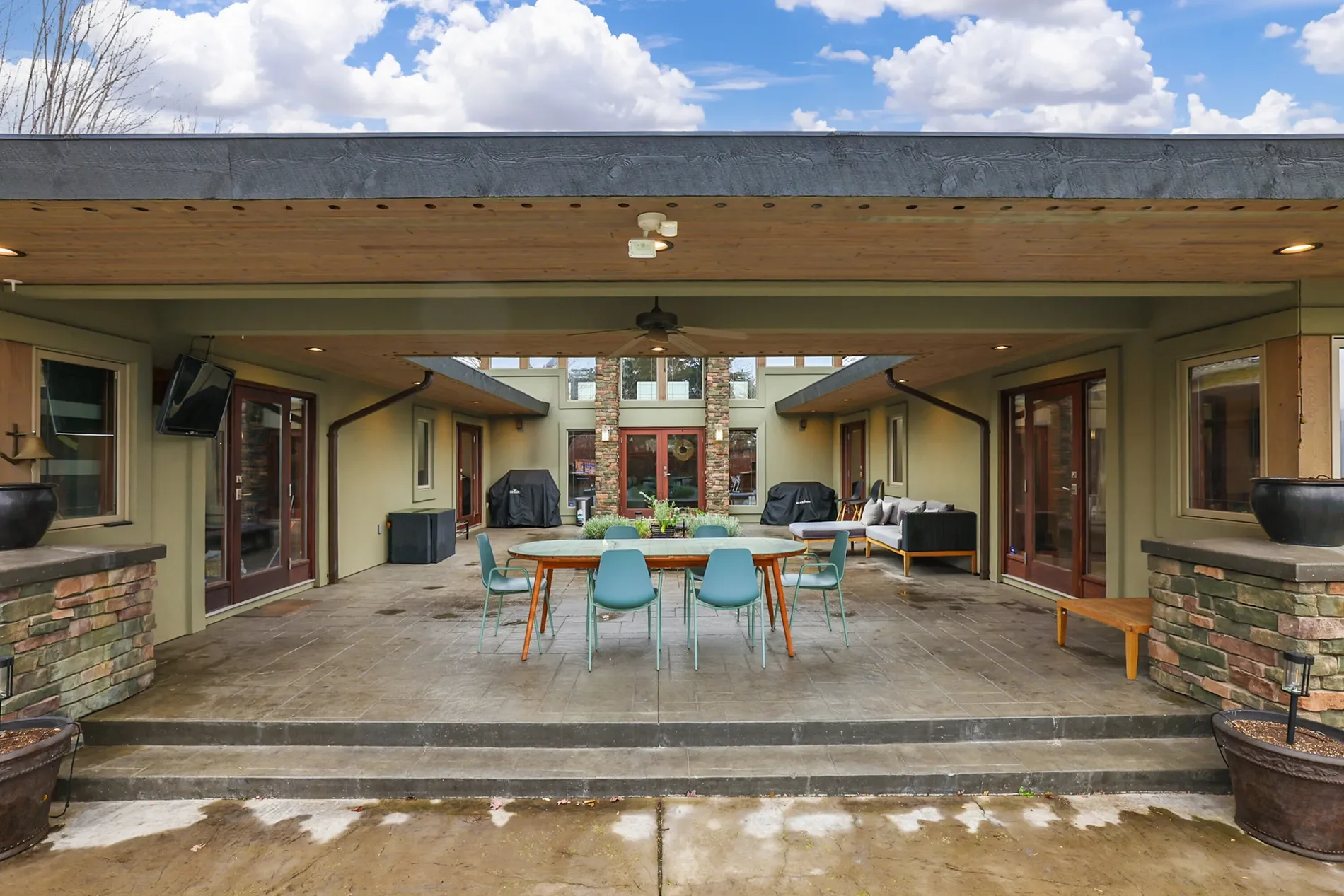 Exterior photo 6
