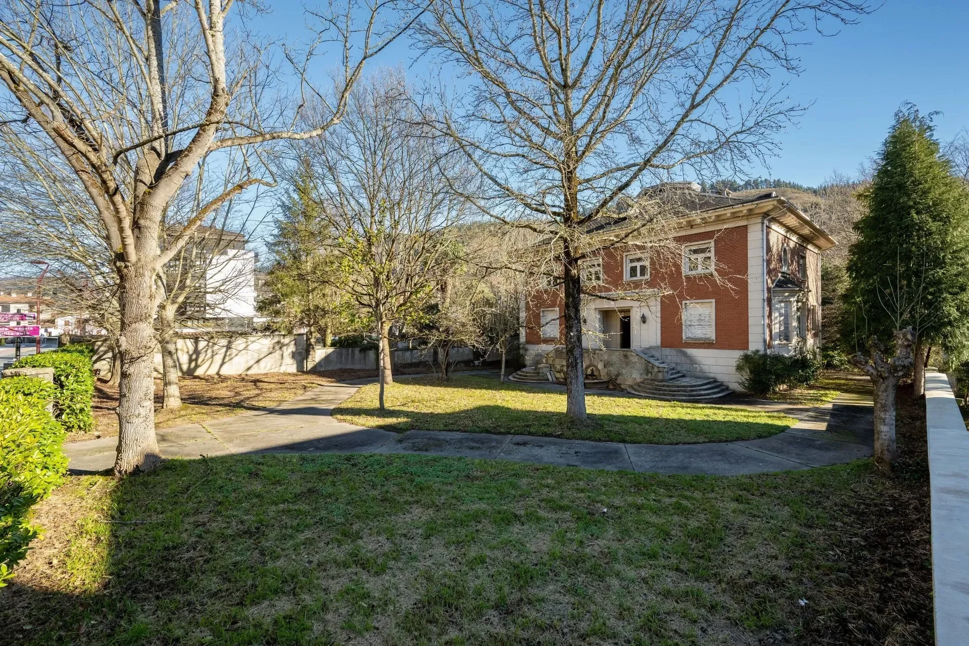 Exterior photo 5