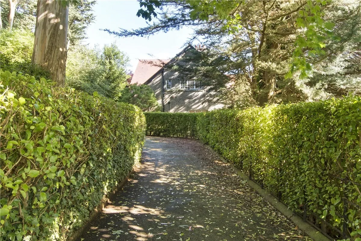 Exterior photo 5