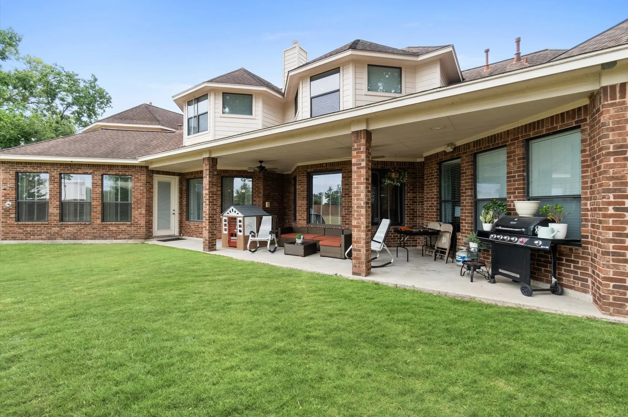 Exterior photo 5