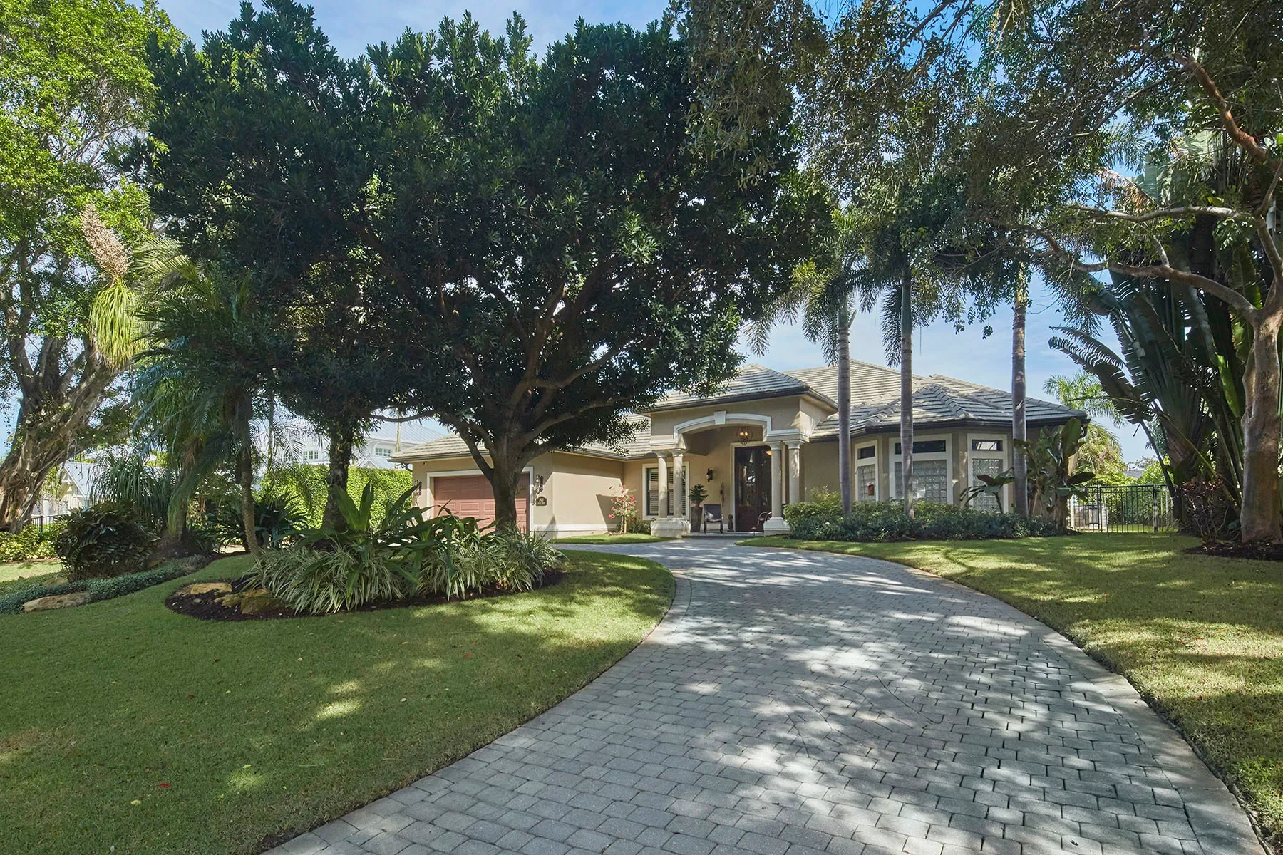 Exterior photo 11