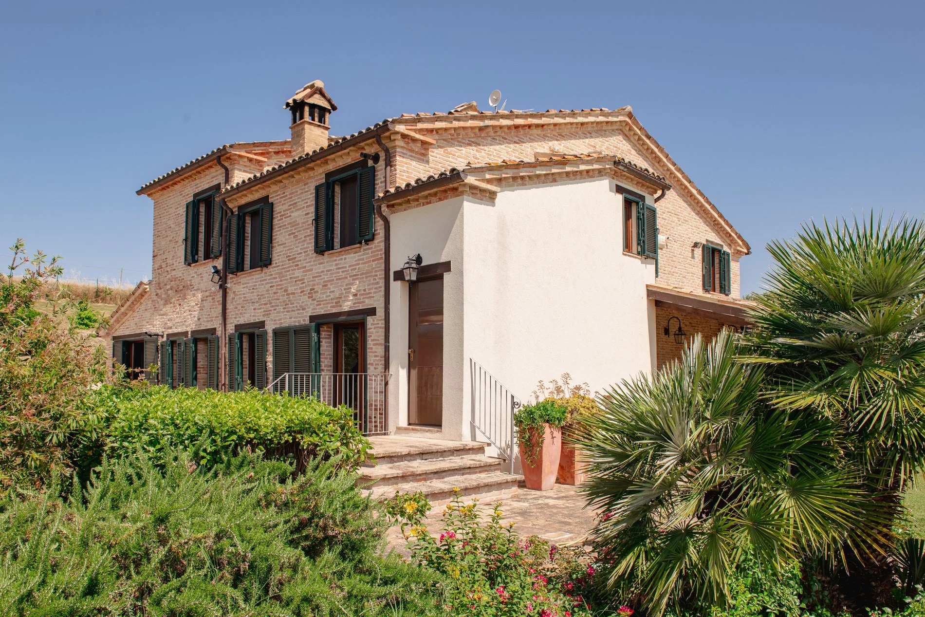 Exterior photo 6