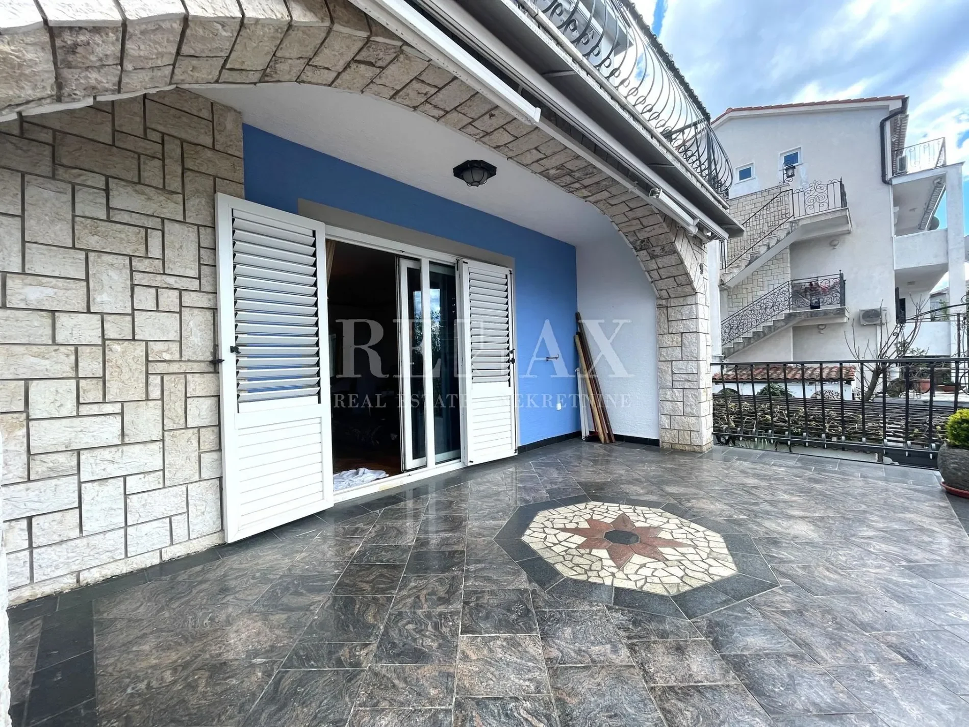 Exterior photo 7
