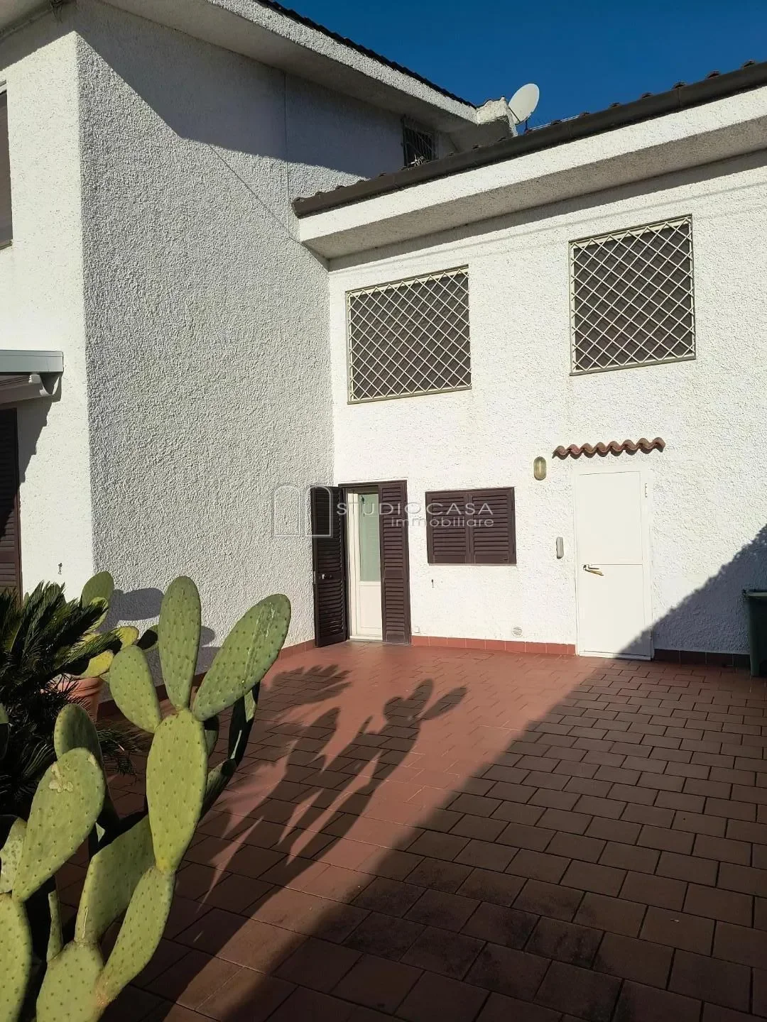 Exterior photo 7