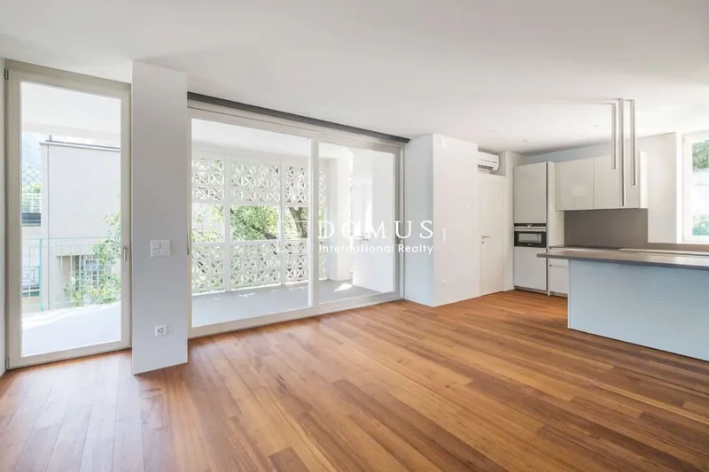 Center, prestigious lake view apartment