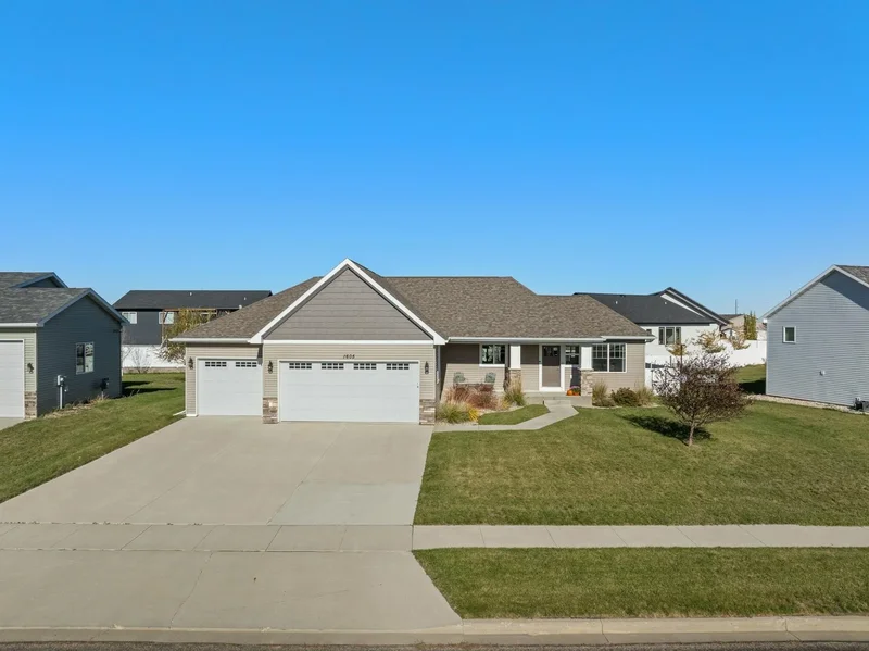 1605 Valley Bluffs Drive SE, Minot, ND 58701, Minot, North Dakota, United States. - Photo 9