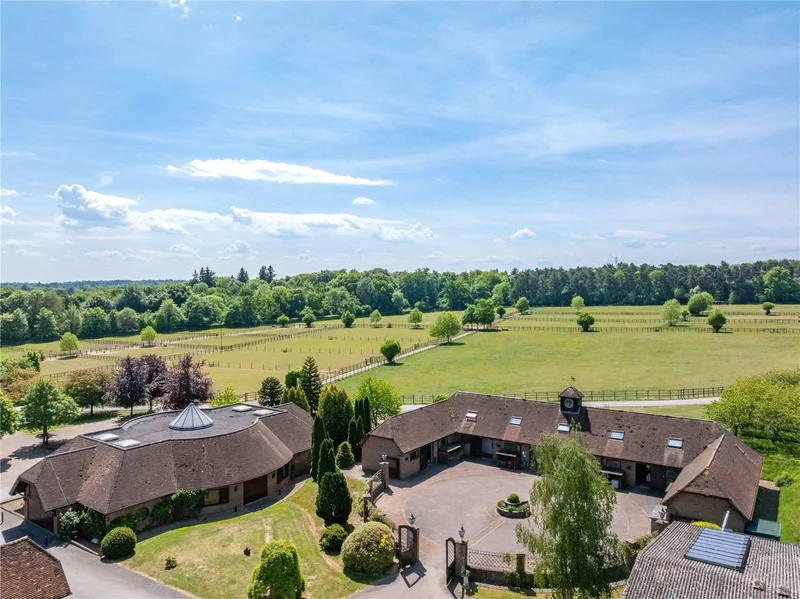 Lot 1 | Hillfields Farm, Lower Basildon, Reading, Berkshire, Lower Basildon, England, United Kingdom. - Photo 18