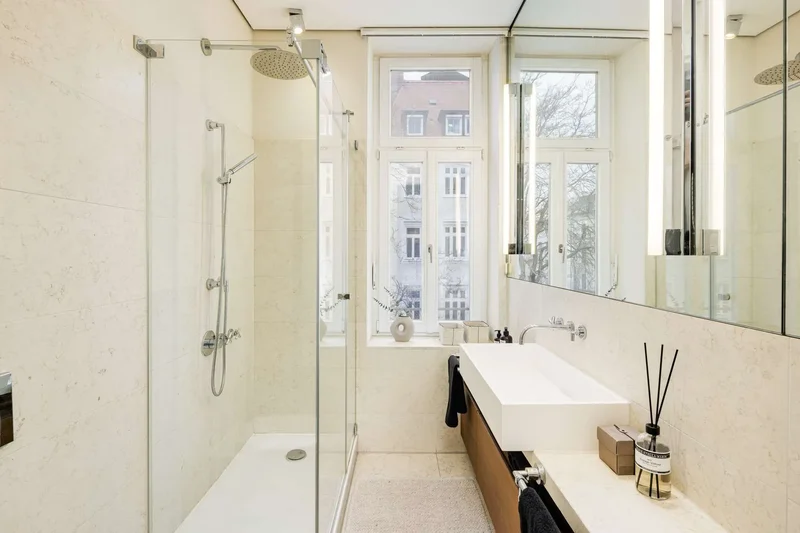 Elegantly modernized 5-room Art Nouveau apartment from 1900 in a fantastic location