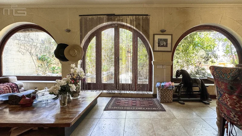 MUN1012 Exceptional and Charming Large Farmhouse with Pool Privacy and Views