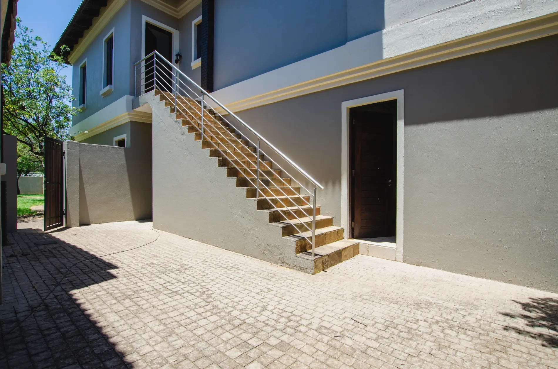 Exterior photo 3