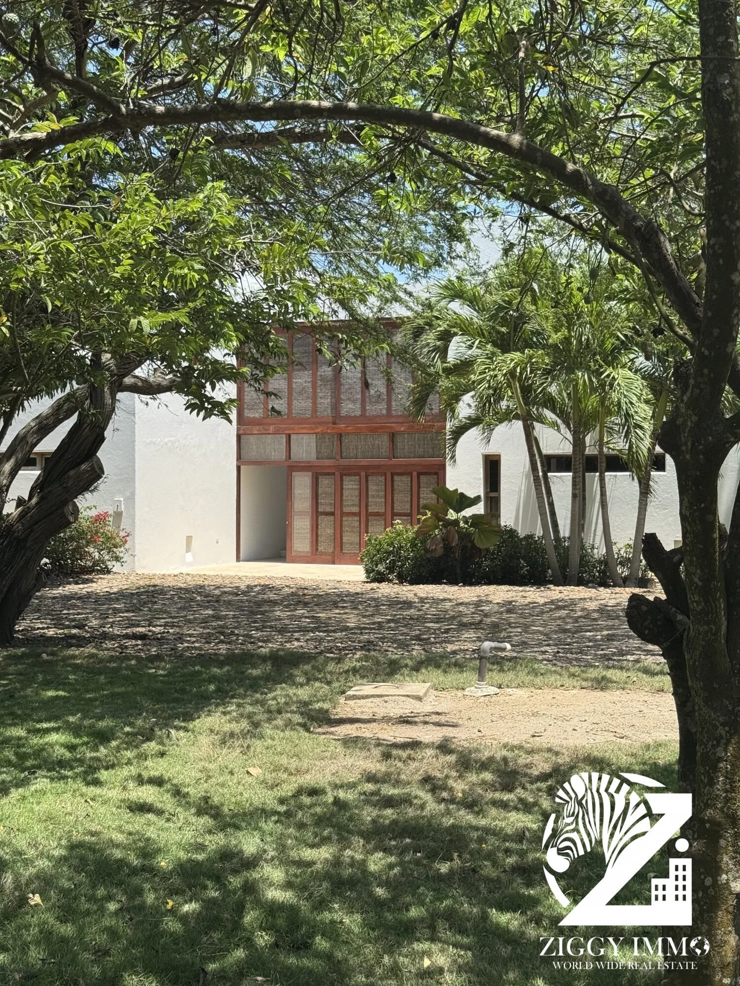 Exterior photo 5