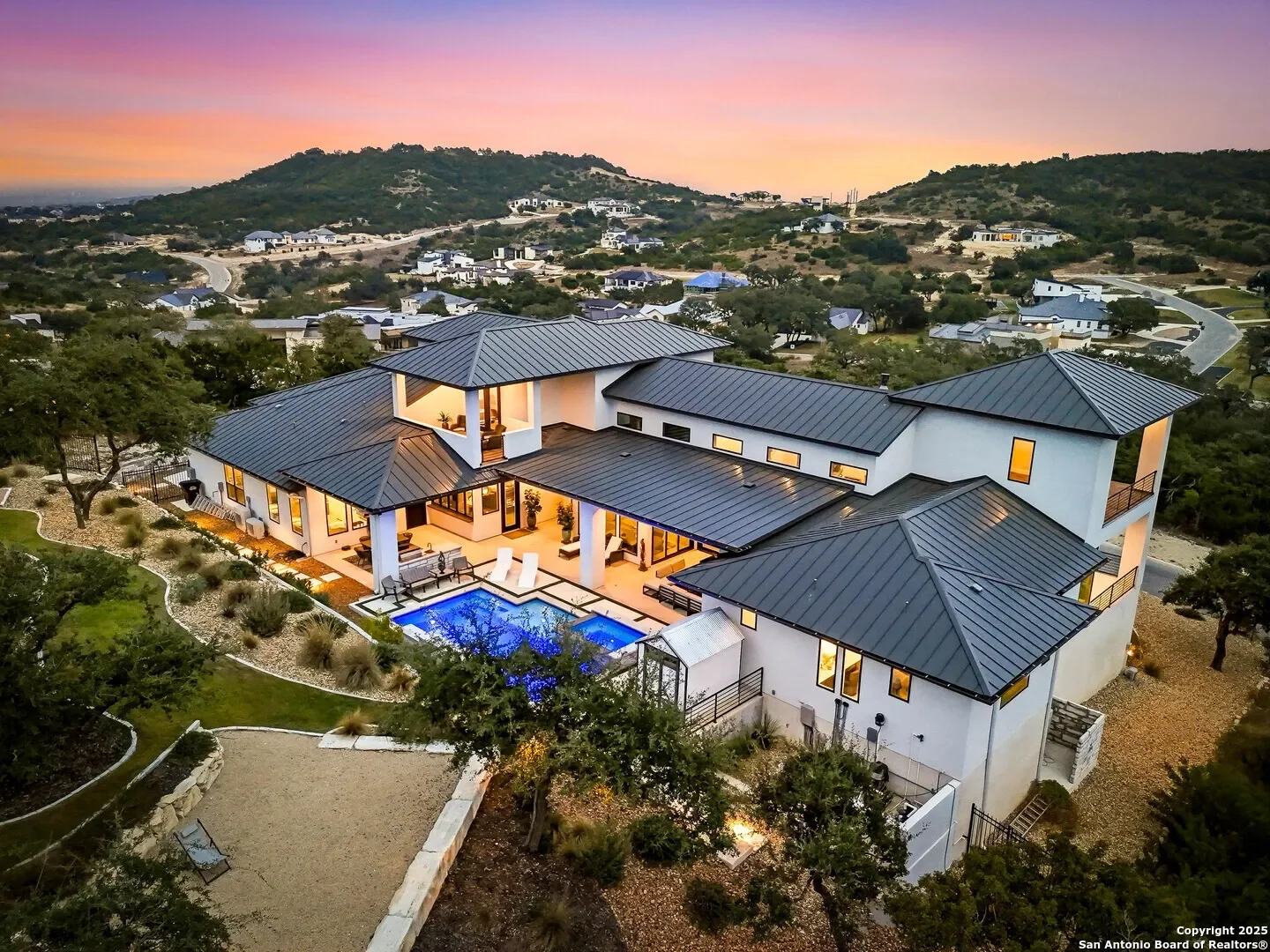 Exterior photo 6