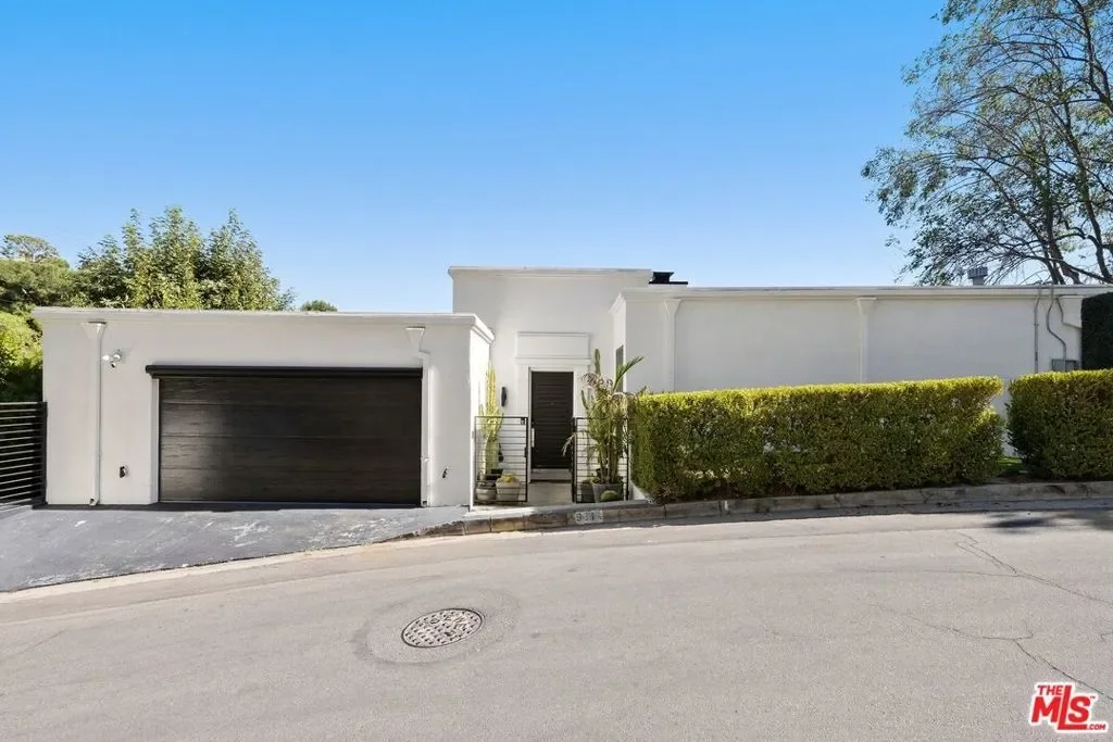 9314 Lloydcrest Drive, Beverly Hills, California, United States. - Photo 23