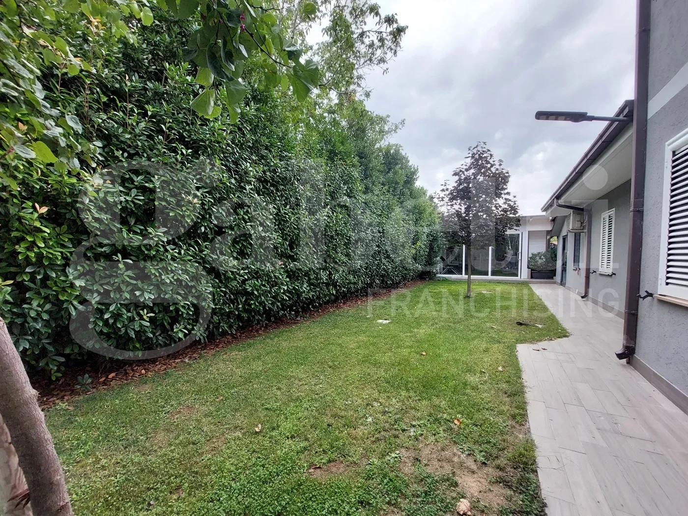 Exterior photo 6