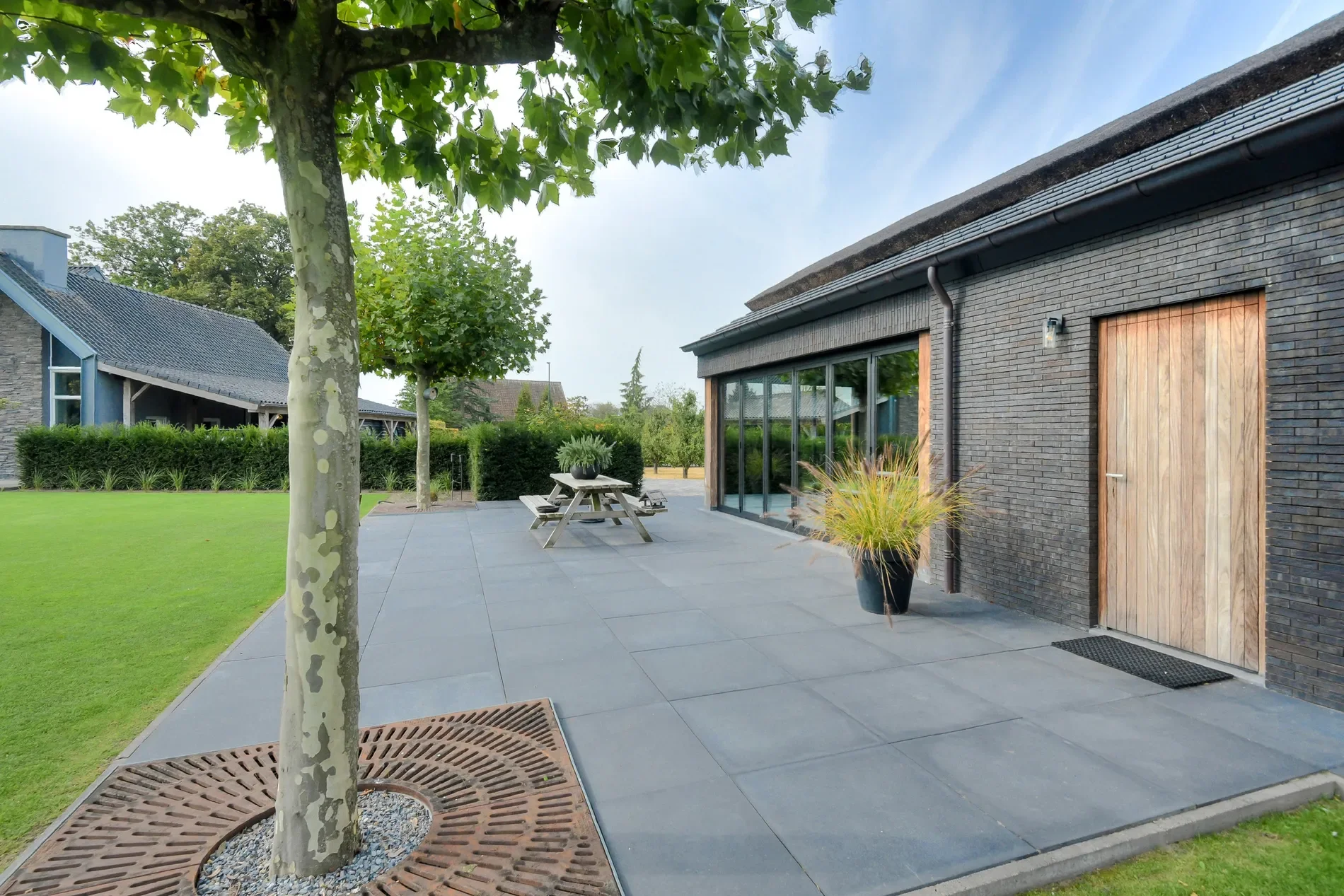Exterior photo 4