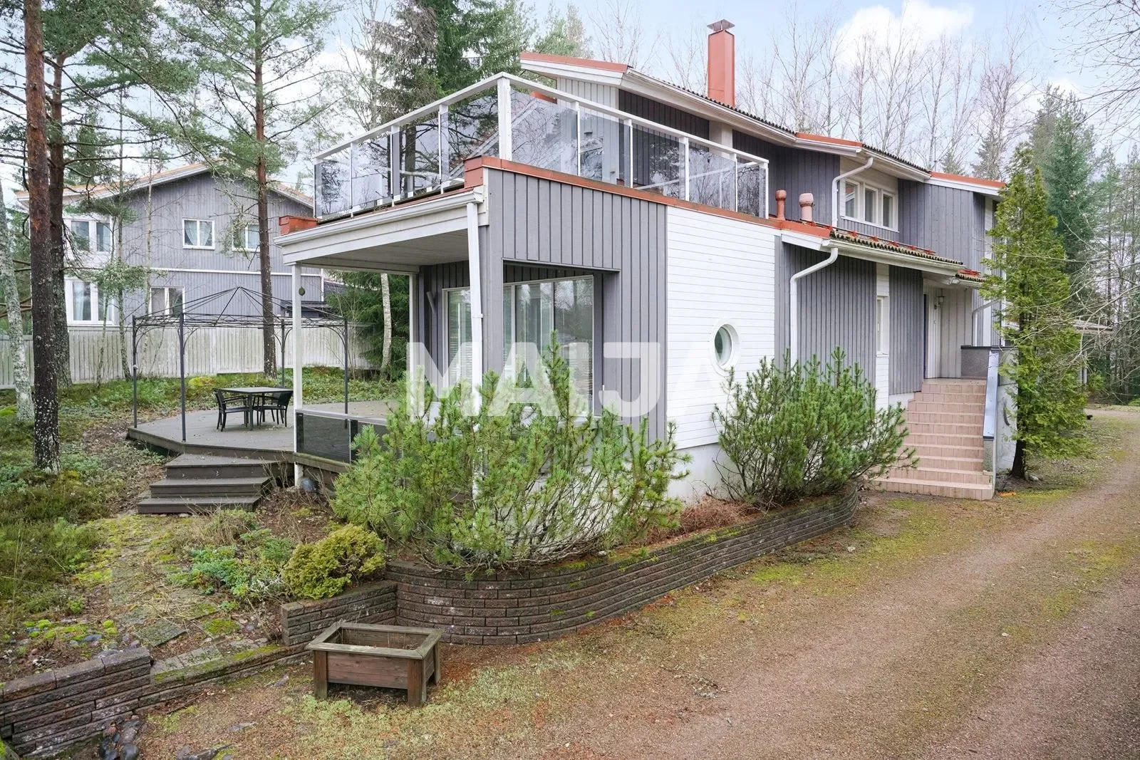 Exterior photo 2