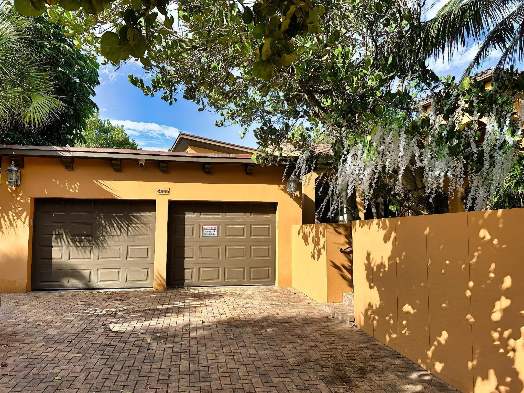 Exterior photo 6